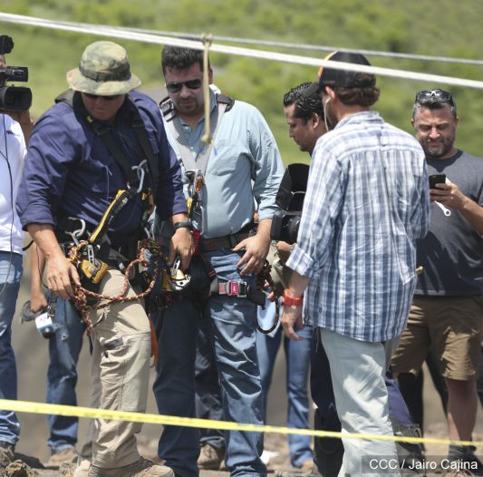Sam Cossman y su equipo descienden a la zona cero en el Lago de Lava del Volcán Masaya