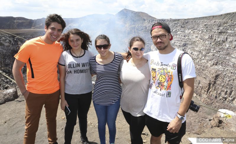 Sam Cossman y su equipo descienden a la zona cero en el Lago de Lava del Volcán Masaya