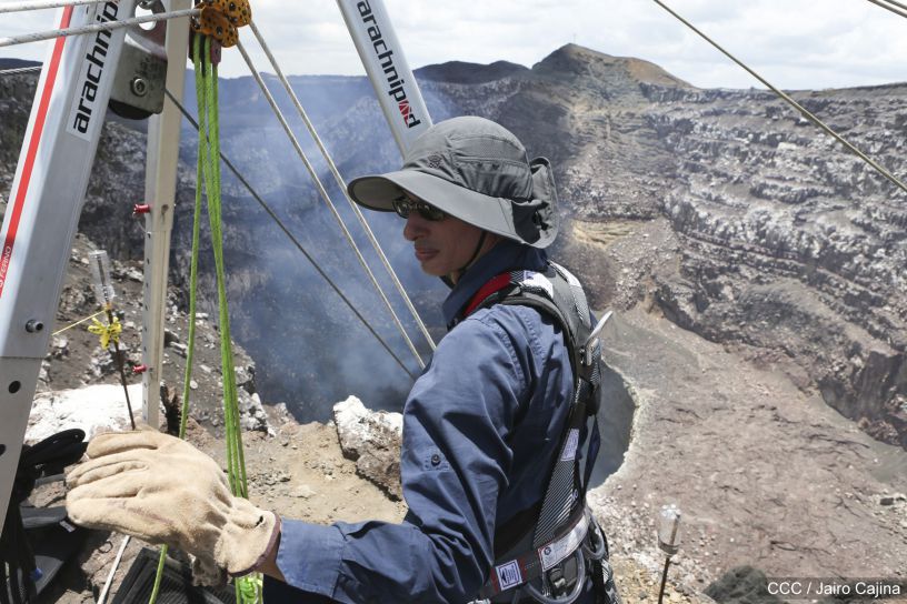 Sam Cossman y su equipo descienden a la zona cero en el Lago de Lava del Volcán Masaya