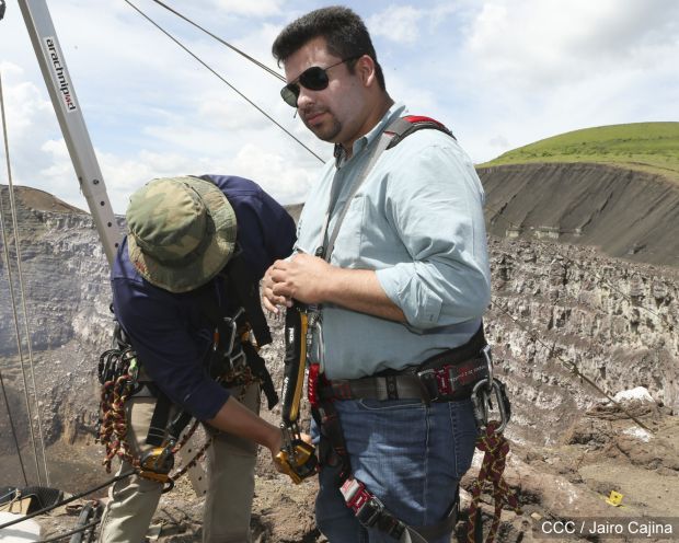 Sam Cossman y su equipo descienden a la zona cero en el Lago de Lava del Volcán Masaya