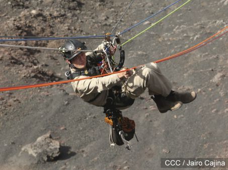 Sam Cossman y su equipo descienden a la zona cero en el Lago de Lava del Volcán Masaya