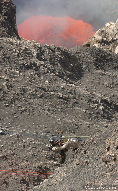 Sam Cossman y su equipo descienden a la zona cero en el Lago de Lava del Volcán Masaya