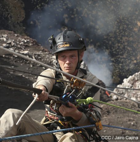 Sam Cossman y su equipo descienden a la zona cero en el Lago de Lava del Volcán Masaya
