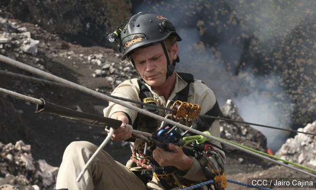 Sam Cossman y su equipo descienden a la zona cero en el Lago de Lava del Volcán Masaya