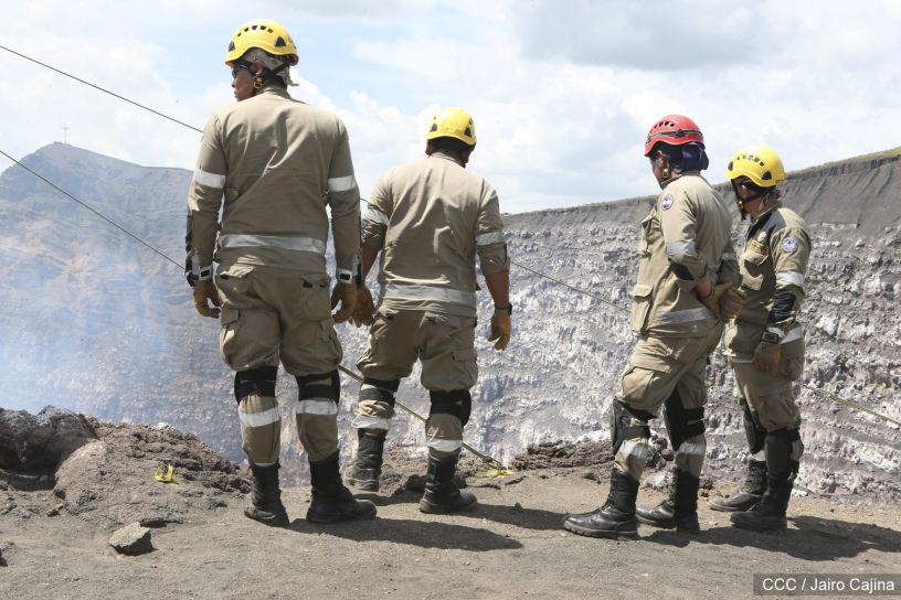 Sam Cossman y su equipo descienden a la zona cero en el Lago de Lava del Volcán Masaya