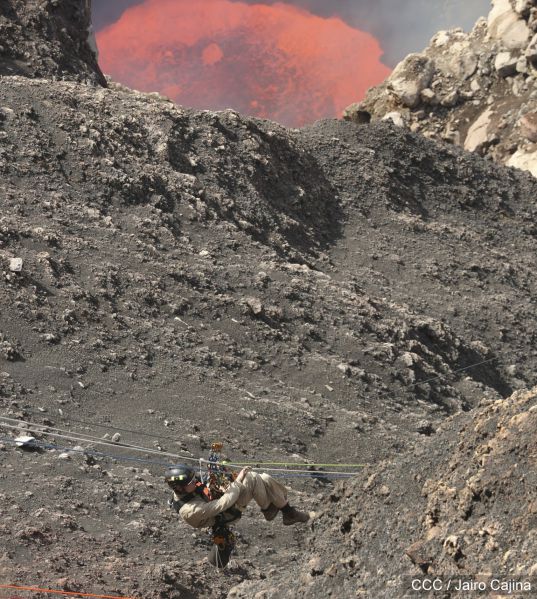 Sam Cossman y su equipo descienden a la zona cero en el Lago de Lava del Volcán Masaya