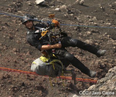 Sam Cossman y su equipo descienden a la zona cero en el Lago de Lava del Volcán Masaya