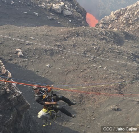 Sam Cossman y su equipo descienden a la zona cero en el Lago de Lava del Volcán Masaya