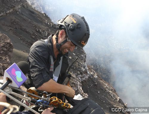 Sam Cossman y su equipo descienden a la zona cero en el Lago de Lava del Volcán Masaya