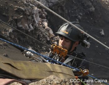 Sam Cossman y su equipo descienden a la zona cero en el Lago de Lava del Volcán Masaya