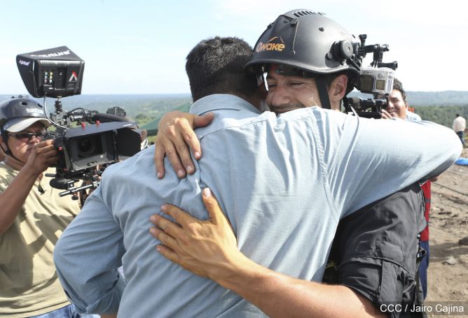 Sam Cossman y su equipo descienden a la zona cero en el Lago de Lava del Volcán Masaya