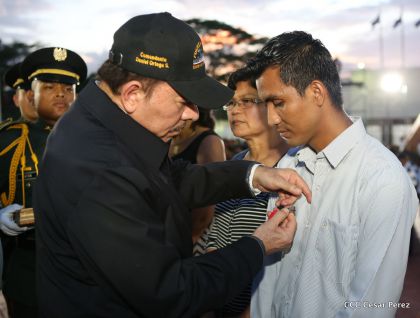 Daniel y Rosario participan del 36 Aniversario de la Fuerza Naval