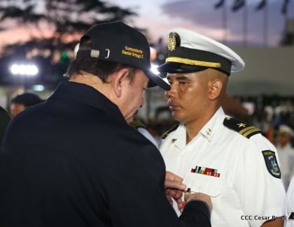 Daniel y Rosario participan del 36 Aniversario de la Fuerza Naval