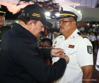 Daniel y Rosario participan del 36 Aniversario de la Fuerza Naval