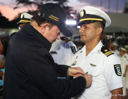 Daniel y Rosario participan del 36 Aniversario de la Fuerza Naval