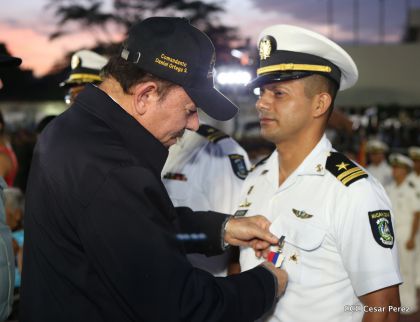 Daniel y Rosario participan del 36 Aniversario de la Fuerza Naval