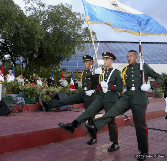 Daniel y Rosario participan del 36 Aniversario de la Fuerza Naval