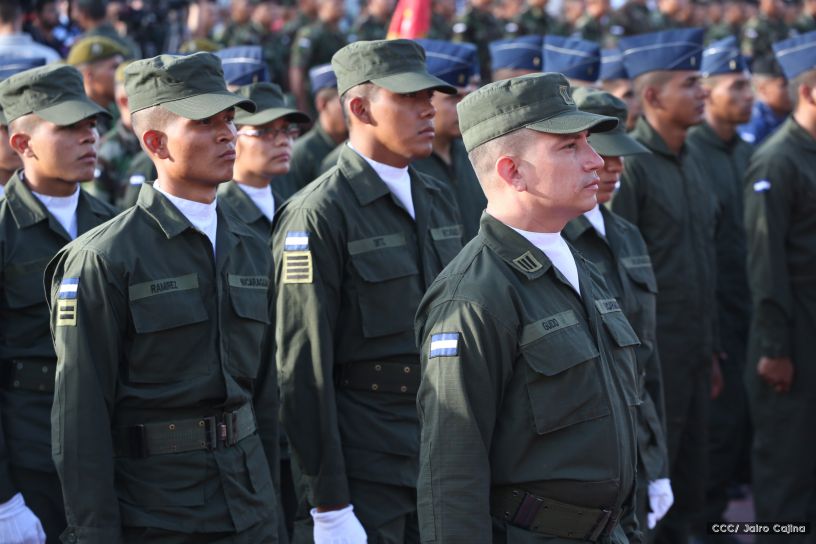 Daniel y Rosario participan del 36 Aniversario de la Fuerza Naval