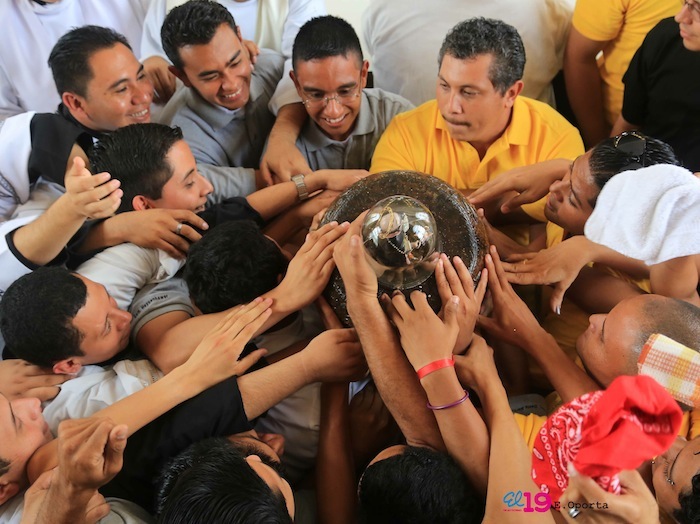 Santo Domingo baja a su peaña