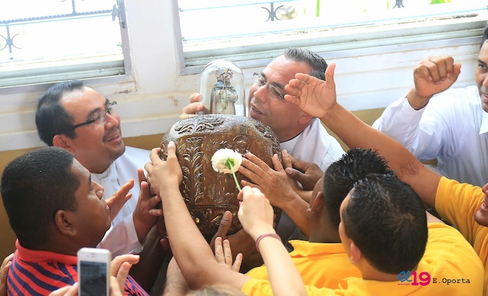 Santo Domingo baja a su peaña