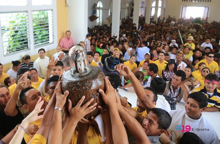 Santo Domingo baja a su peaña