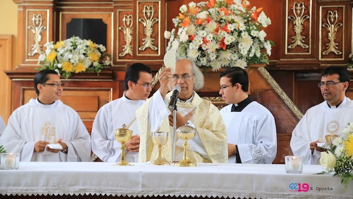 Santo Domingo baja a su peaña