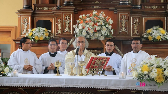 Santo Domingo baja a su peaña
