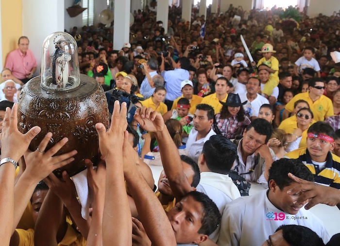 Santo Domingo baja a su peaña