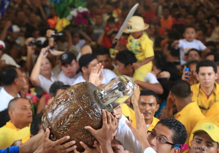 Santo Domingo baja a su peaña