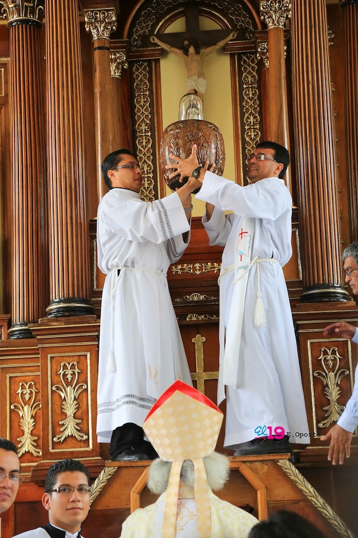 Santo Domingo baja a su peaña