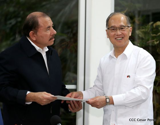 Daniel y Rosario se reúnen con canciller de China Taiwán, Sr. David Tawei Lee