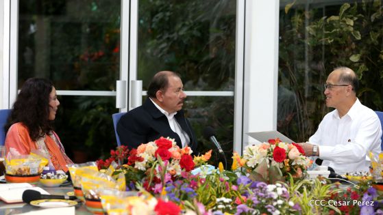 Daniel y Rosario se reúnen con canciller de China Taiwán, Sr. David Tawei Lee