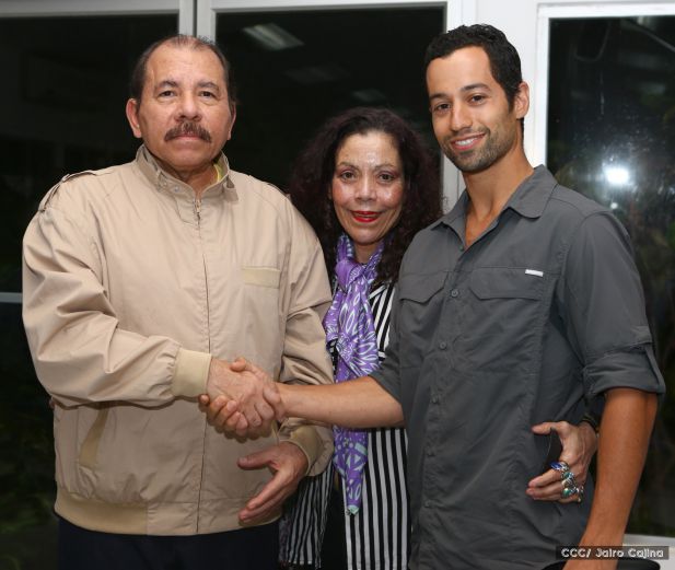 Daniel y Rosario se reúnen con Sam Cossman