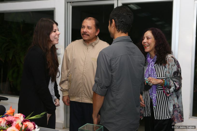 Daniel y Rosario se reúnen con Sam Cossman