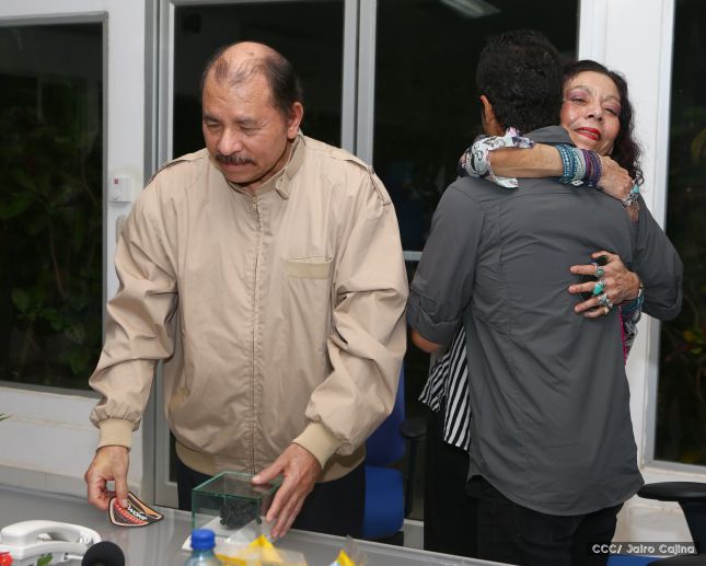 Daniel y Rosario se reúnen con Sam Cossman