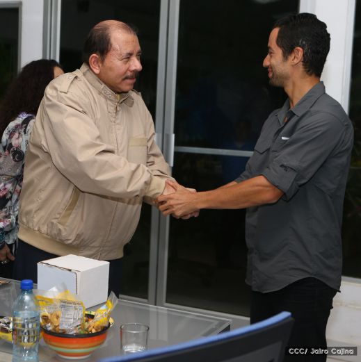 Daniel y Rosario se reúnen con Sam Cossman