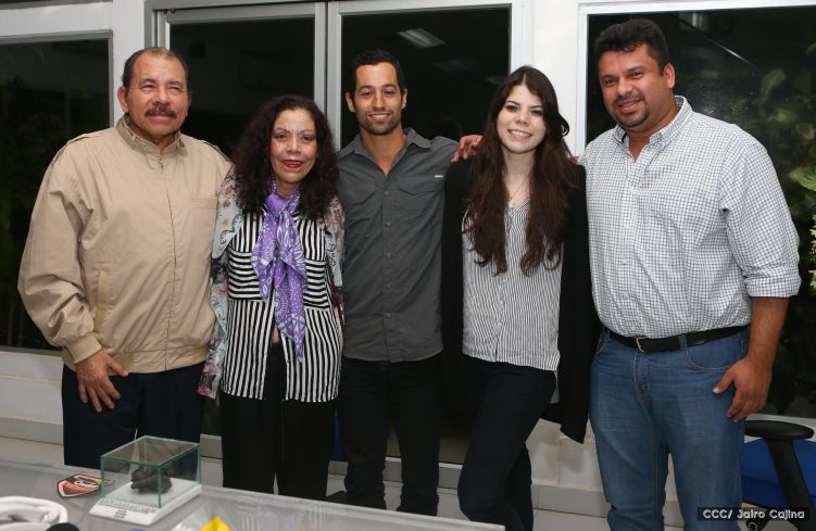 Daniel y Rosario se reúnen con Sam Cossman