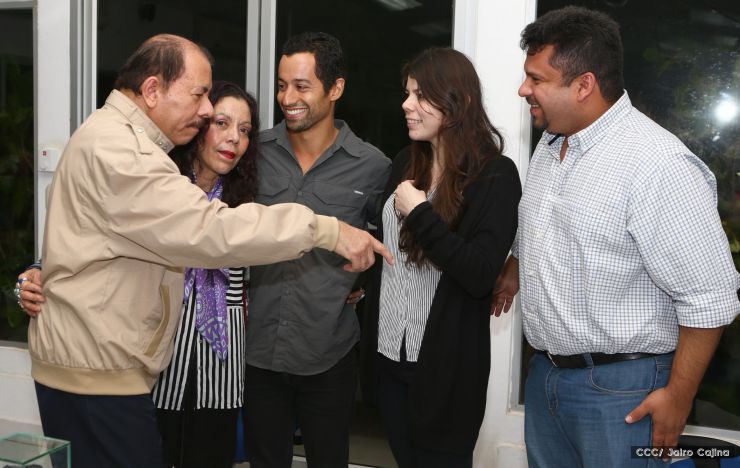 Daniel y Rosario se reúnen con Sam Cossman