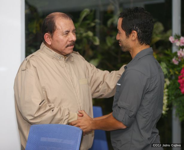 Daniel y Rosario se reúnen con Sam Cossman