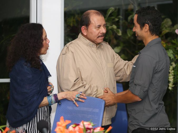 Daniel y Rosario se reúnen con Sam Cossman