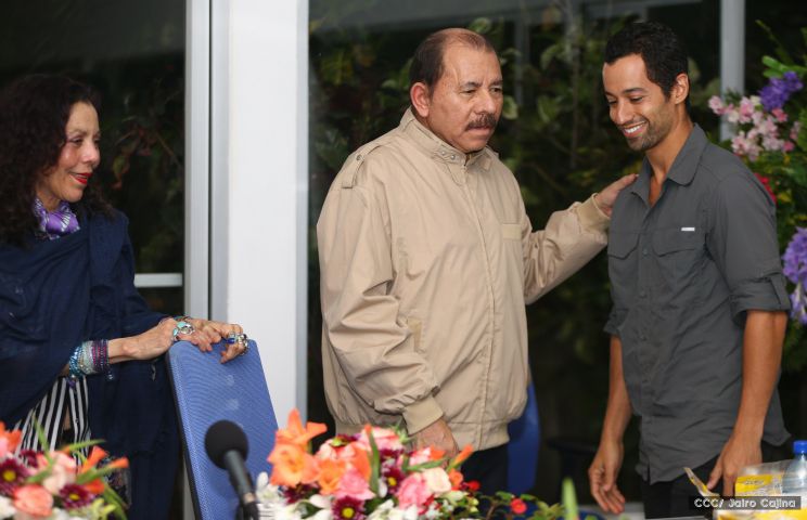 Daniel y Rosario se reúnen con Sam Cossman