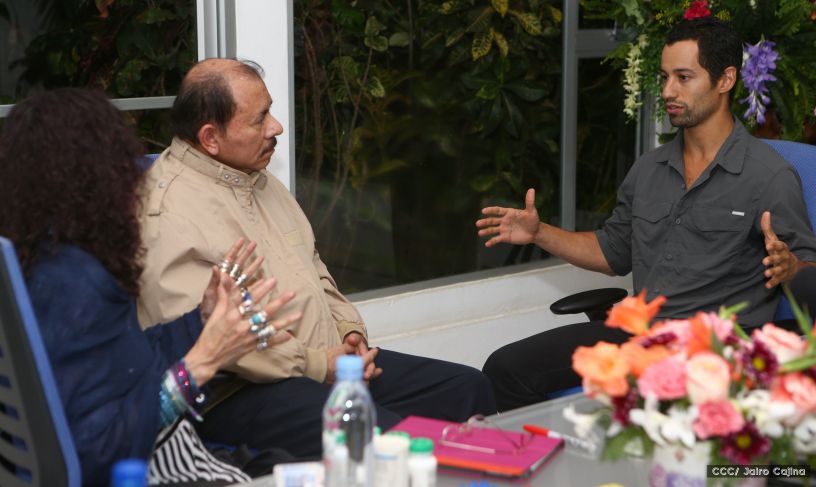 Daniel y Rosario se reúnen con Sam Cossman