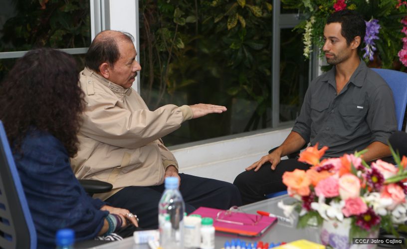 Daniel y Rosario se reúnen con Sam Cossman