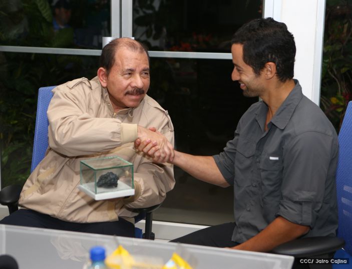 Daniel y Rosario se reúnen con Sam Cossman