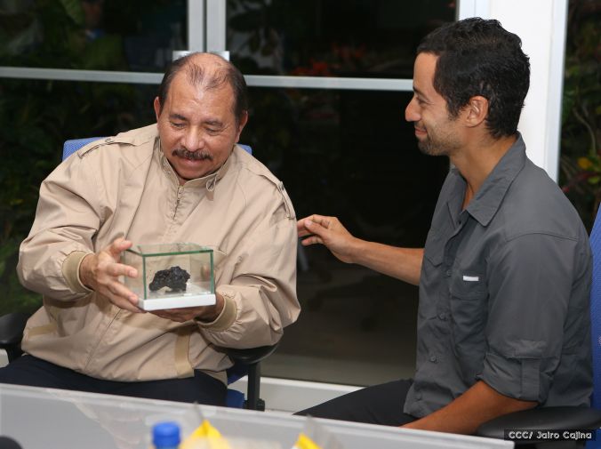 Daniel y Rosario se reúnen con Sam Cossman