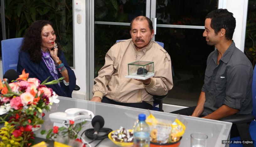 Daniel y Rosario se reúnen con Sam Cossman