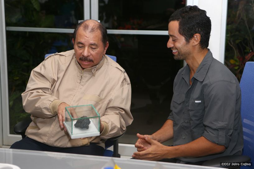 Daniel y Rosario se reúnen con Sam Cossman