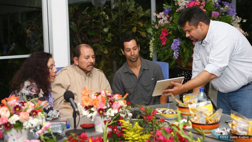 Daniel y Rosario se reúnen con Sam Cossman