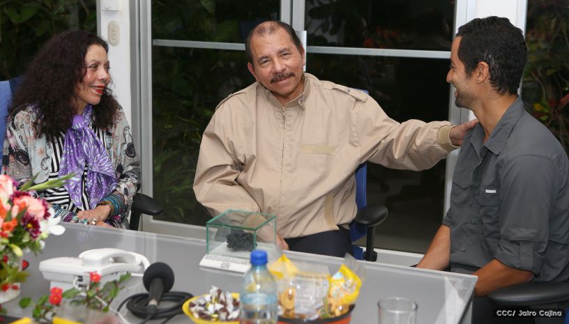 Daniel y Rosario se reúnen con Sam Cossman