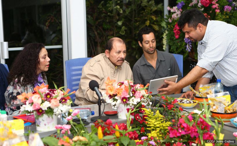 Daniel y Rosario se reúnen con Sam Cossman